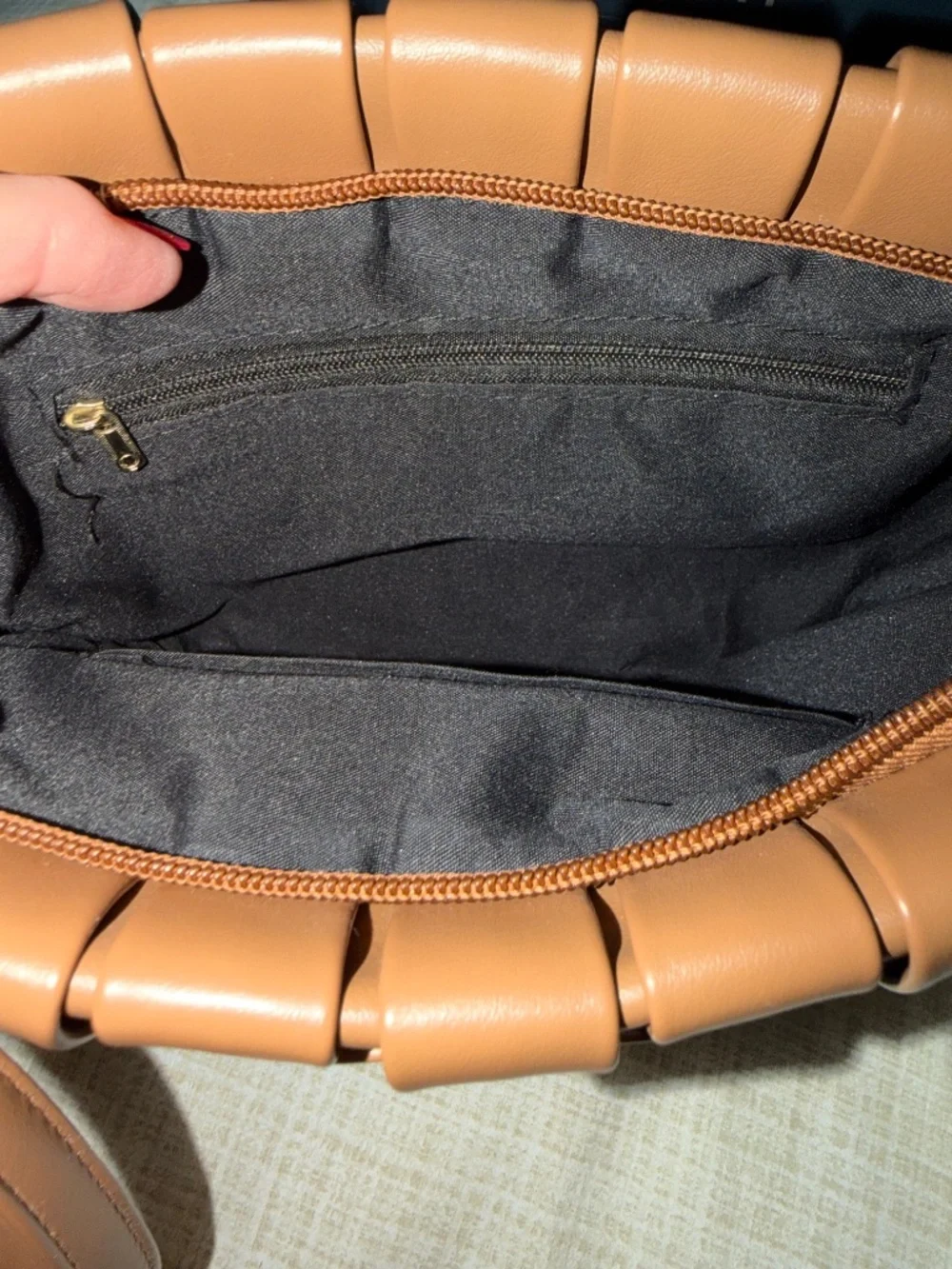 Medium tan woven style crossbody bag - Picture 3 of 3